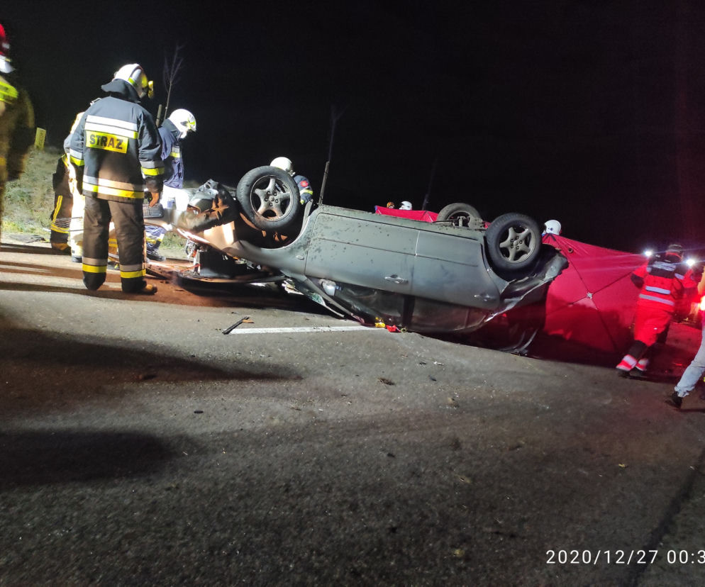 Wlewsk: Koszmarny wypadek na prostym odcinku drogi! Nie żyje 19-letni kierowca i pasażer