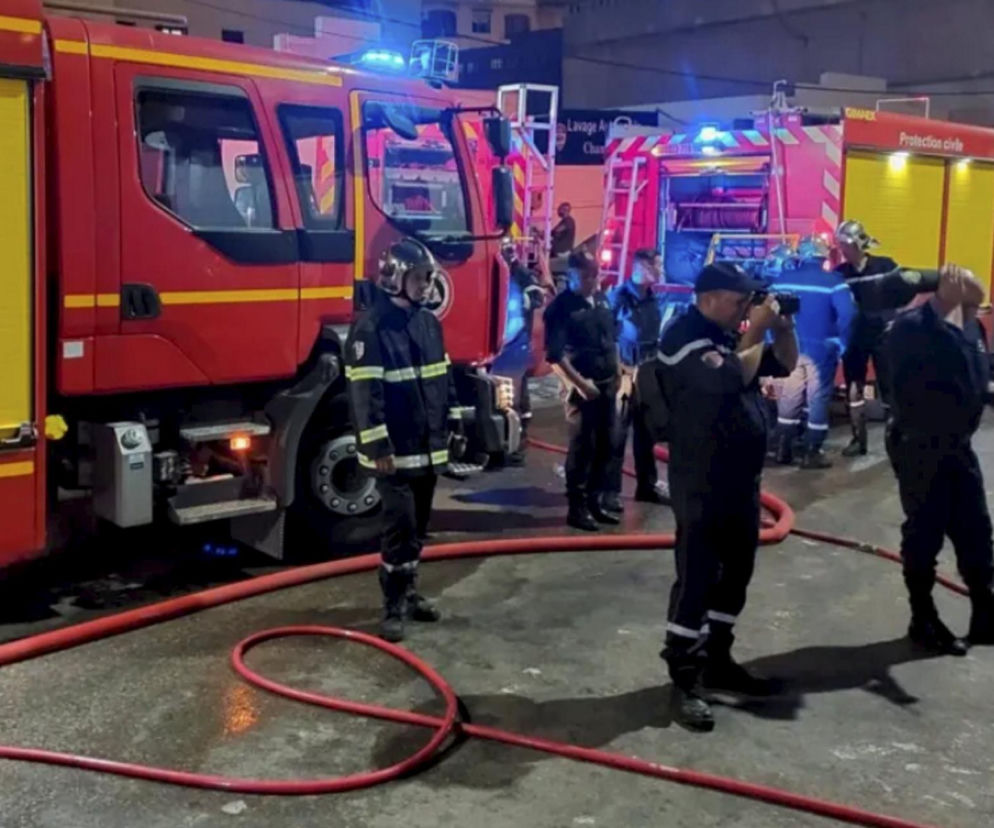 Strażacy przy wozach gaśniczych podczas akcji w nocy. O tragicznej śmierci 11 osób w Algierii przeczytasz na Eska.