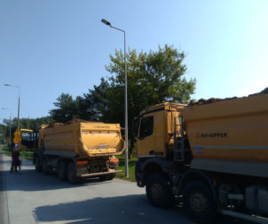Wywrotki z piaskiem z budowy S5 pod Bydgoszczą jeżdżą przeładowane! [ZDJĘCIA]