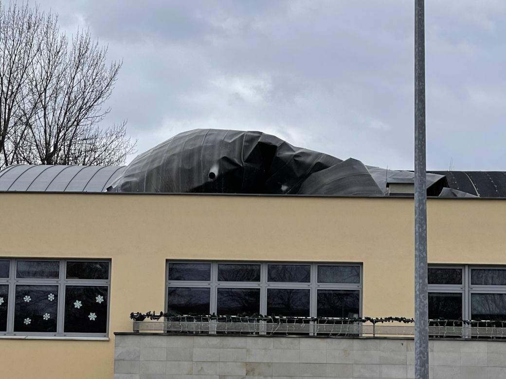 O krok od tragedii! Wiatr zerwał dach z budynku szkoły! [ZDJĘCIA]