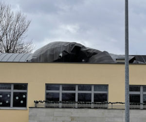 Wiatr zerwał dach z budynku szkoły. Trwa walka ze skutkami wichury