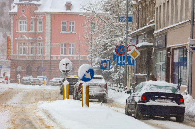 Ostróda w centrum śnieżycy. Burmistrz nocą ratował ludzi. Kierowcy nocowali w urzędzie