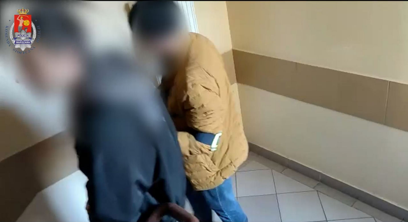  Pościg w centrum Warszawy. 26-latek wjechał w policjanta i wiózł go na masce. Funkcjonariusz ranny, zatrzymany miał narkotyki