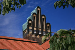 Dla księcia Eryka i księżniczki Eleonory. Wieża Pięciu Palców w Darmstadt. Koronny przykład niemieckiej odmiany stylu art nouveau w architekturze