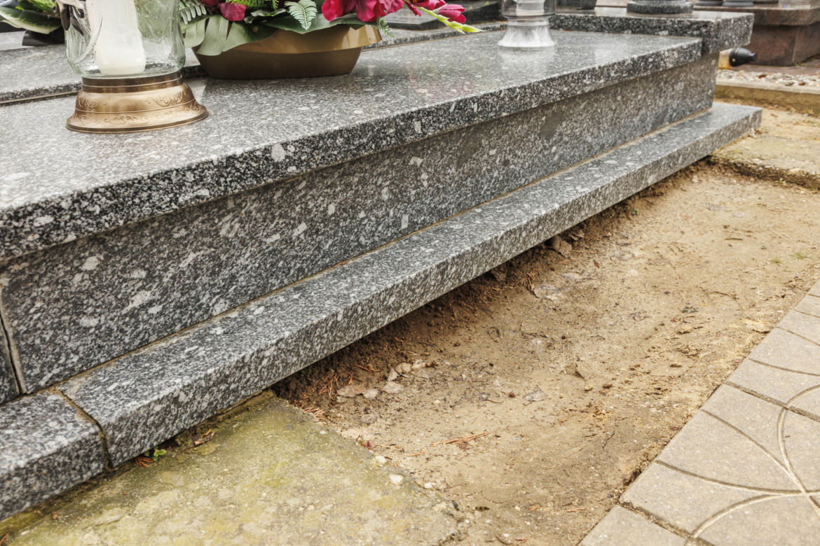 Dokwaterowali nieboszczyka do grobu mamy