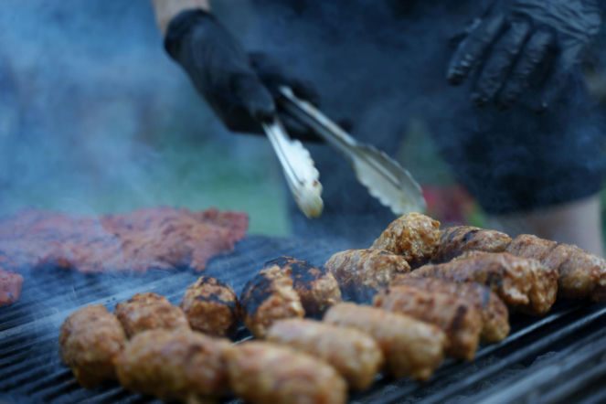 Długi weekend kusi grillowaniem, ale post nie znika sam. Decyzja biskupa zmieni plany wielu osób