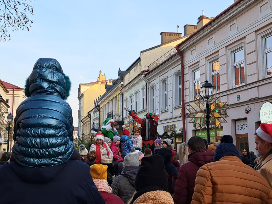 Parada Św. Mikołaja w Rzeszowie. Tłumy dzieci na spotkaniu ze Świętym na Rynku