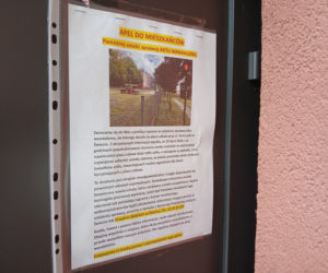 Tafla szkła rozbita w piaskownicy