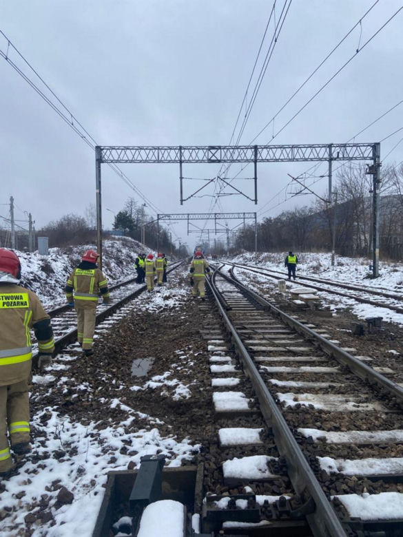 Dramat w pociągu PKP Intercity pod Kielcami. Do akcji w polu musieli wkroczyć strażacy