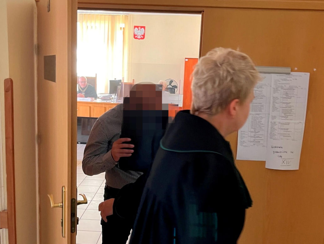 Ksiądz Artur próbował nagrać nagiego mężczyznę. Ruszył proces