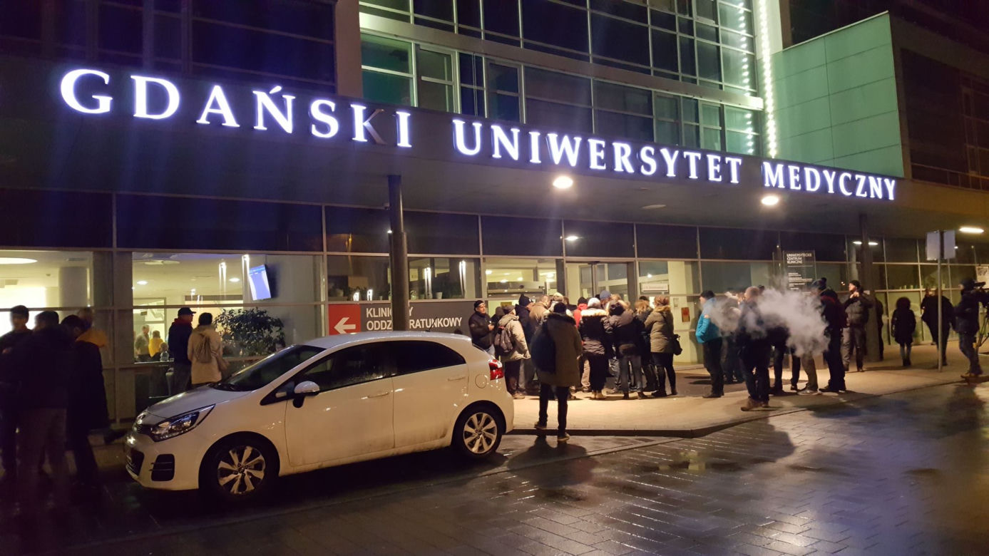 Atak na Pawła Adamowicza. Dziennikarze czekają na informacje przed szpitalem