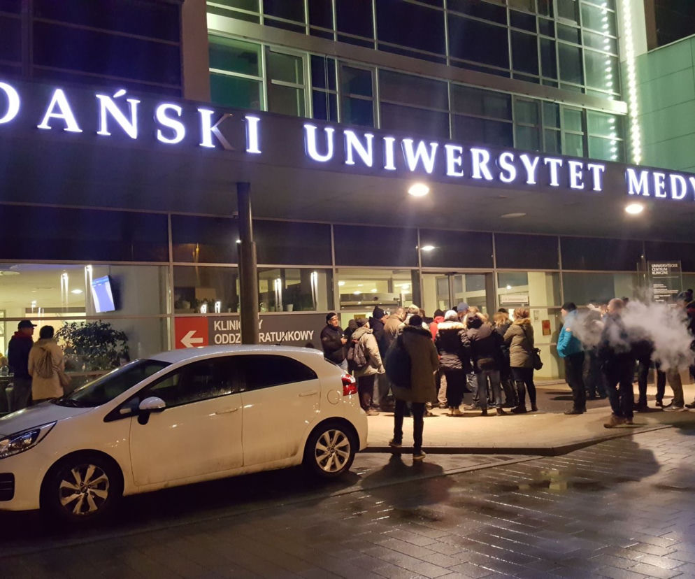 Atak na Pawła Adamowicza. Dziennikarze czekają na informacje przed szpitalem