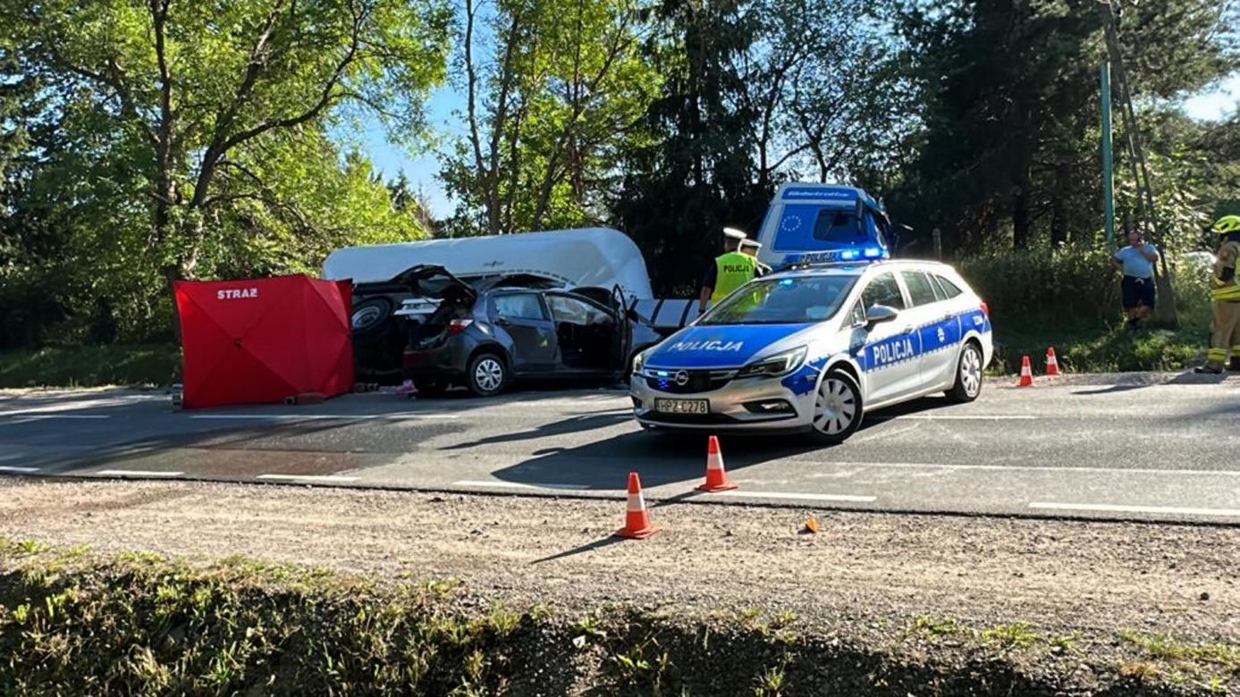 Koszmarna czołówka pod Górą Kalwarią. Kierujący toyotą gruchnął czołowo z rozpędzoną cysternę z betonem. Zginął na miejscu