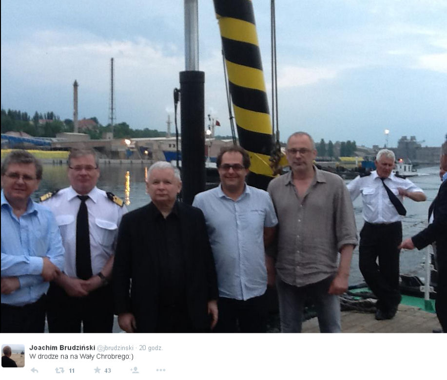Wyluzowany Kaczyński na łódce bez krawata [ZDJĘCIA]