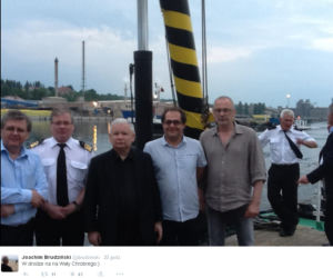Wyluzowany Kaczyński na łódce bez krawata [ZDJĘCIA]