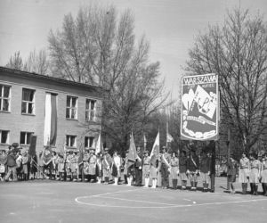 Gra w klasy, mundurki i wielkie uroczystości! Tak wyglądała szkoła 40 lat temu [ARCHIWALNE ZDJĘCIA]