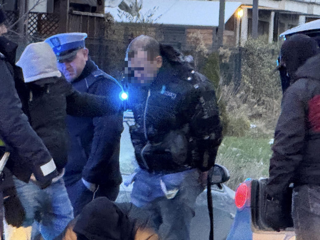 Policyjny pościg ulicami Warszawy! Kierowca zwiał aż do Marek i utknął w błocie