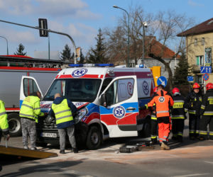 Zderzenie suzuki z karetką na sygnale na skrzyżowaniu Zamienieckiej z Ostrobramską