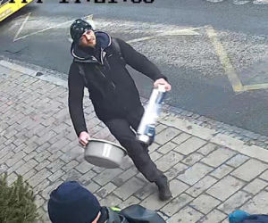 Bez powodu uderzył dziecko w twarz. Policja opublikowała zdjęcia