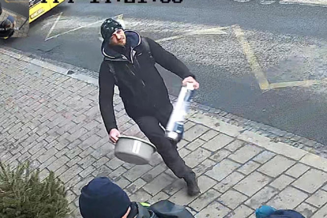 Bez powodu uderzył dziecko w twarz. Policja opublikowała zdjęcia