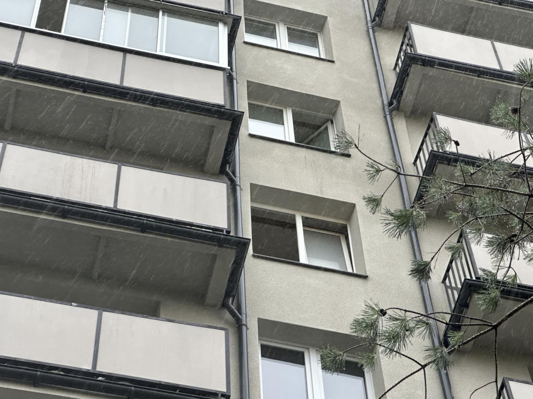 Tragedia na Pradze-Północ. Mężczyzna zginął po upadku z 6. piętra