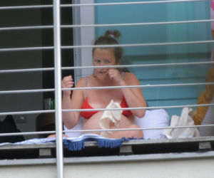 Olga Frycz haftuje na plaży