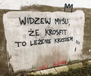 Widzew nosi czapkę z dupki od chleba, a ŁKS je komary... Derby Łodzi na murach
