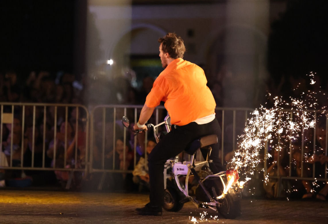 Widowisko „Arret d’Urgence” w wykonaniu grupy Akoreacro podczas Carnavalu Sztukmistrzów 2023