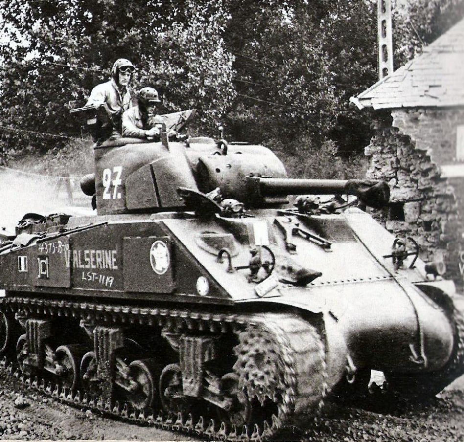 Czołg Sherman "Valois" zdewastowany. Historyczny symbol walki o wolność Francji pomalowany na różowo