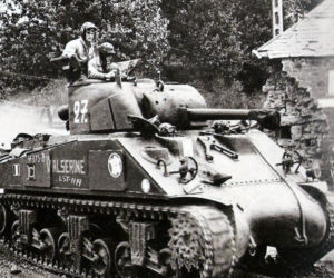 Czołg Sherman Valois zdewastowany. Historyczny symbol walki o wolność Francji pomalowany na różowo