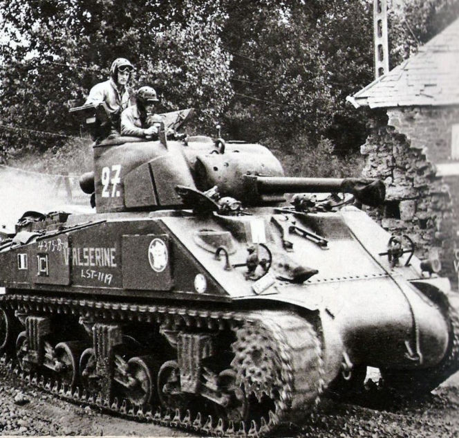 Czołg Sherman "Valois" zdewastowany. Historyczny symbol walki o wolność Francji pomalowany na różowo