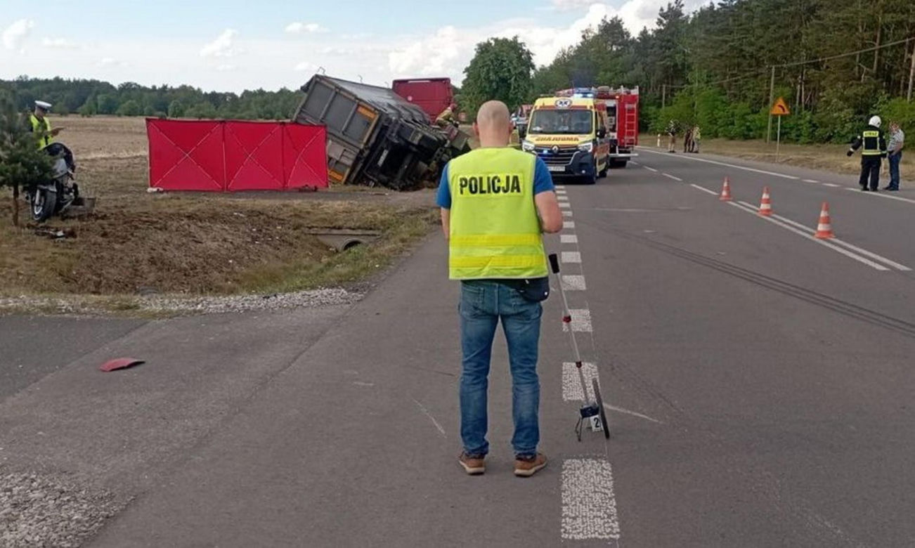 Śmiertelny wypadek pod Bełchatowem. 25-letni motocyklista wjechał pod koła ciężarówki [ZDJĘCIA]