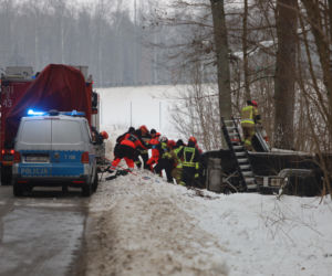 Poważny wypadek na Warmii i Mazurach. Lód paraliżuje region