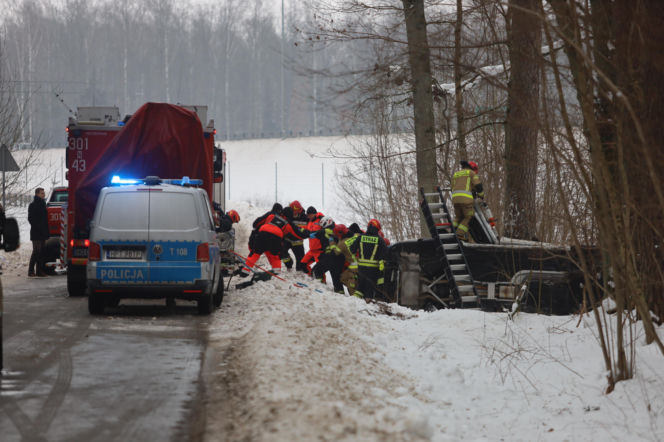Poważny wypadek na Warmii i Mazurach. Lód paraliżuje region
