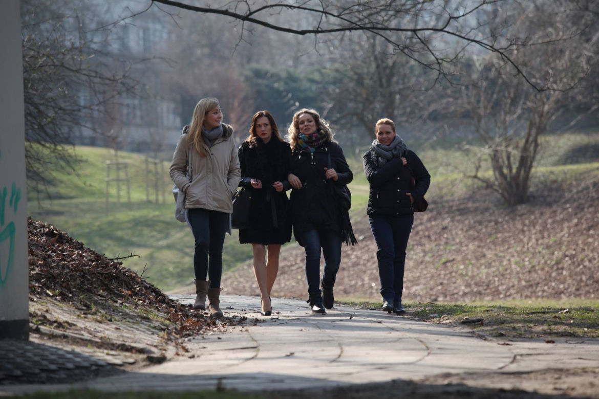 Przyjaciółki odcinek 61, Patrycja (Joanna Liszowska), Inga (Małogrzata Socha), Anka (Magdalena Stużyńska), Zuza (Anita Sokołowska)