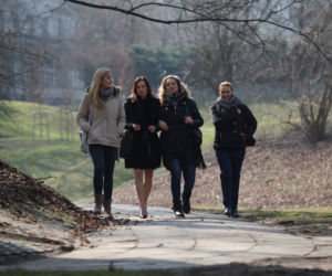 Przyjaciółki odcinek 61, Patrycja (Joanna Liszowska), Inga (Małogrzata Socha), Anka (Magdalena Stużyńska), Zuza (Anita Sokołowska)