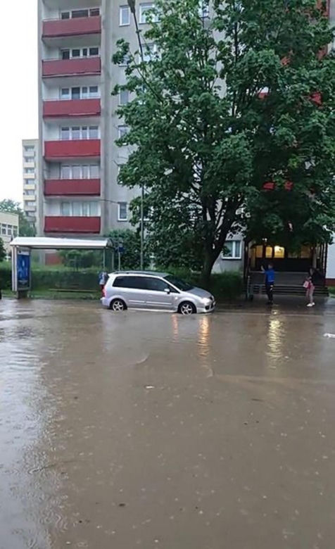 Powódź w Bielsku-Białej. Ulice zamienił się w rzeki. Zalane auta i posesje 