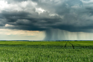 Trąba powietrzna na Mazurach? Jest nagranie, ale brak zgłoszeń o szkodach