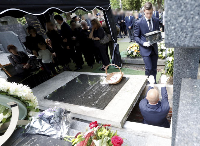 Monika Olejnik na pogrzebie senatora Piesiewicza. Towarzyszył jej ukochany