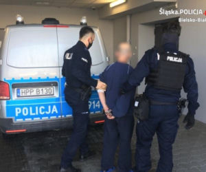 Podczas kłótni na klatce rąbnął sąsiada w głowę siekierą. Krew lała się strumieniami!