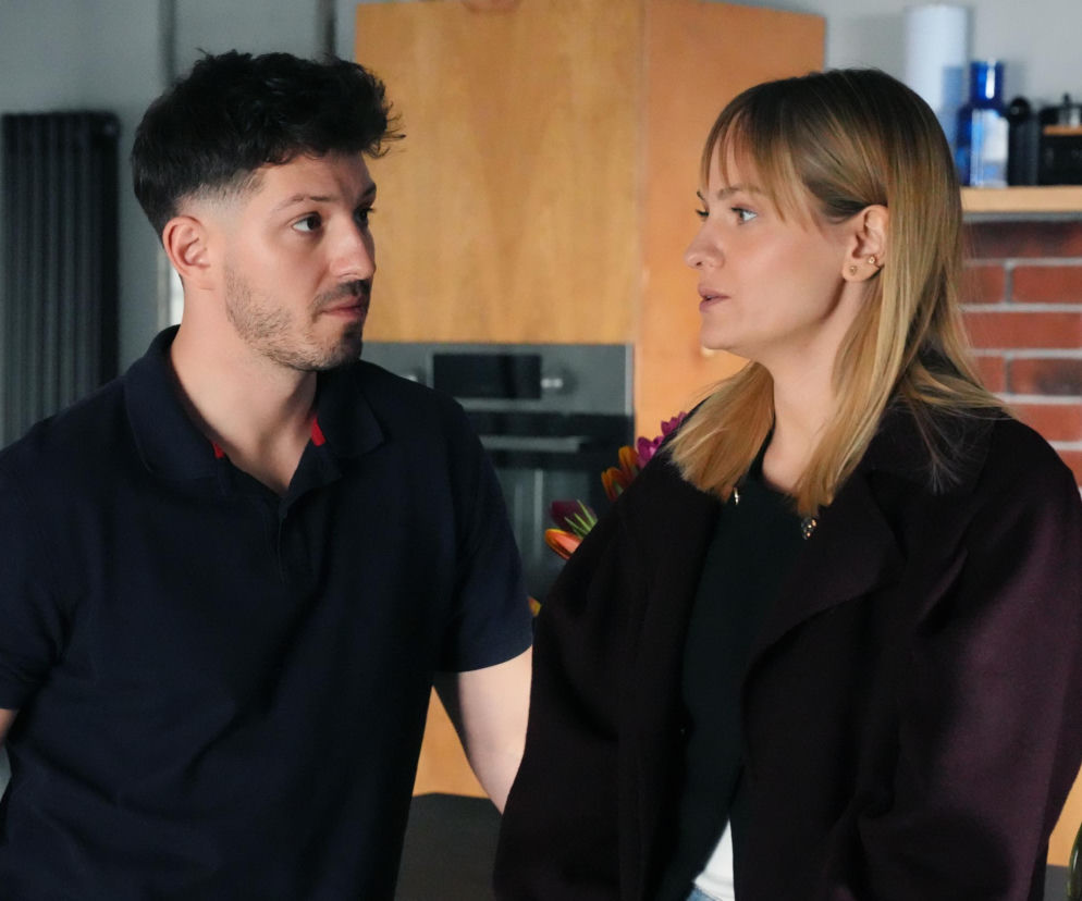 Justin (Jasper Sołtysiewicz) i Ola (Michalina Robakiewicz) z serialu Barwy szczęścia patrzą na siebie z troską, sprawdzając, czy ich związek przetrwa próbę codzienności. Scena odzwierciedla napięcie z 3355 odcinka, o którym przeczytasz więcej na Super Seriale.