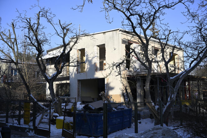 Kaczyńskiego nie ma w domu, a sąsiedzi rozwalają ściany