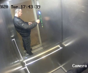 Zdemolował windę w elbląskim bloku! Nagrał go monitoring i teraz poszukuje policja!