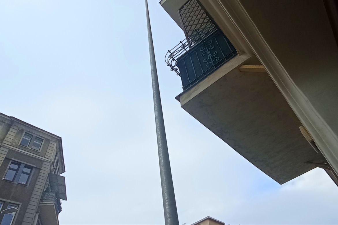 Balkon z widokiem na... słup
