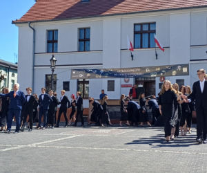 Polonez maturzystów z I LO na rynku w Ostrzeszowie