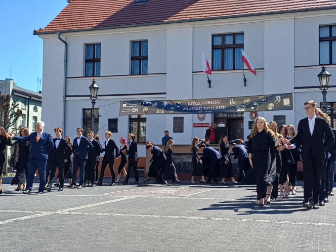 Polonez maturzystów z I LO na rynku w Ostrzeszowie