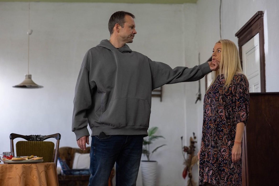 Pierwsza miłość, odcinek 4145. Emilka (Anna Ilczuk), psychol Mateusz (Lesław Żurek)