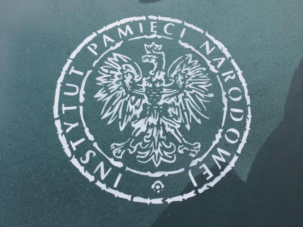 Zniszczono mural Żołnierzy Wyklętych! Napis "MORDERCA" na portrecie majora Łupaszki [ZDJĘCIA]