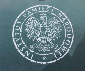 Zniszczono mural Żołnierzy Wyklętych! Napis MORDERCA na portrecie majora Łupaszki [ZDJĘCIA]