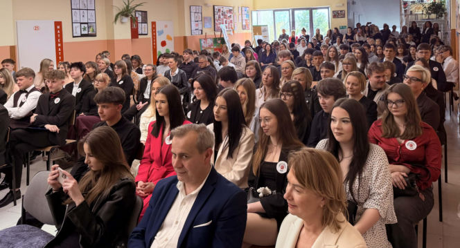 Dzień pełen emocji i wzruszeń. Maturzyści Baczyńskiego w Starachowicach żegnają szkołę